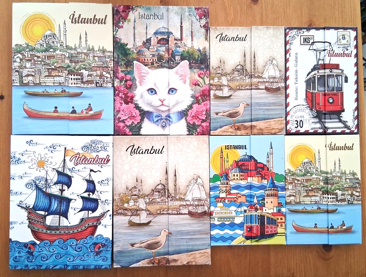 Şstanbul temalı defter kapak tasarımları masanın üzerinde gösteriliyor